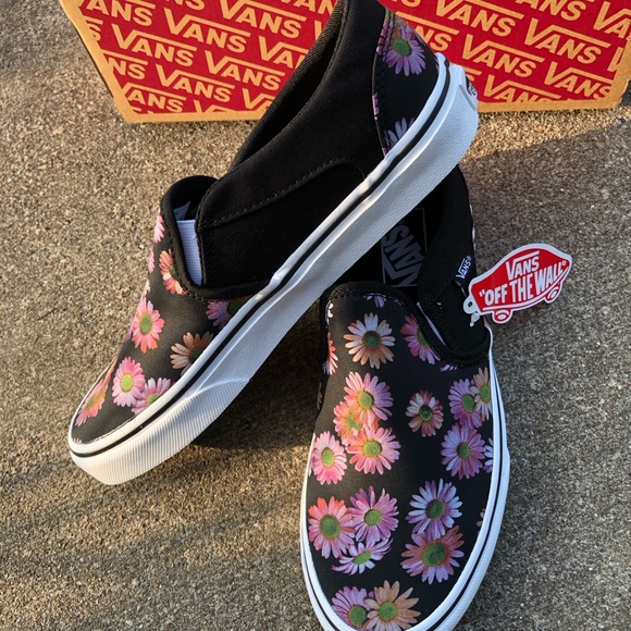 NWT Vans Woman size 8.  Flower canvas shoes.  Perfect for summer. - Picture 6 of 8